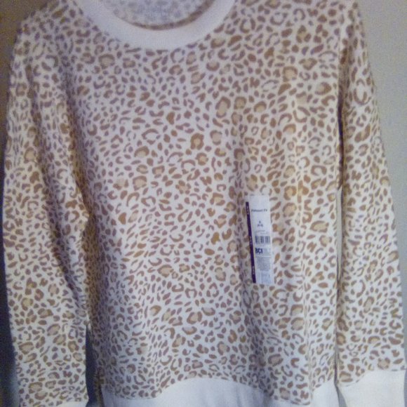 Time and Tru Tops - Time and Tru Giraffe Design Sweatshirt